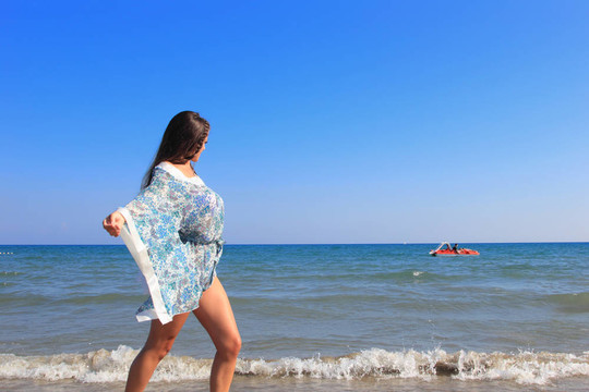 海灘上迷人的女孩