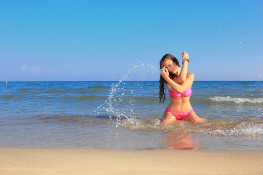 可愛(ài)的女孩在海灘上
