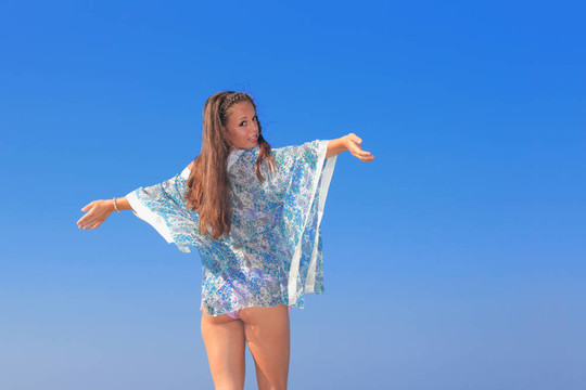 海灘上迷人的女孩