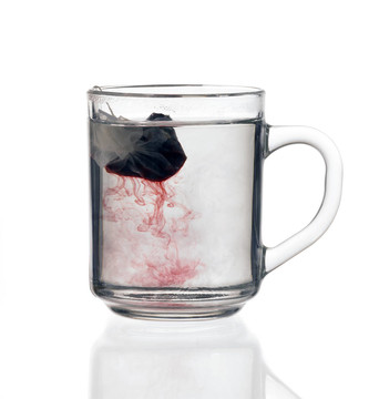 袋茶的玻璃茶杯