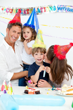 生日派对中一个幸福家庭的画像
