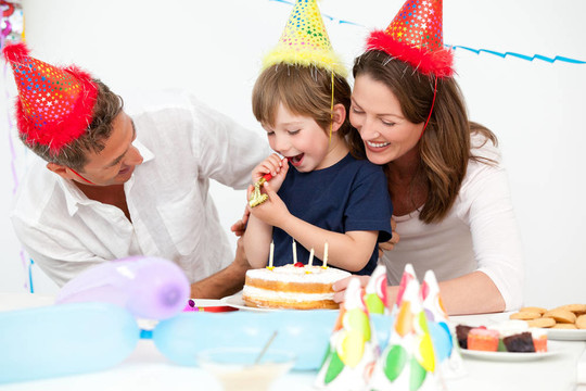 快樂的父母慶祝他們兒子的生日