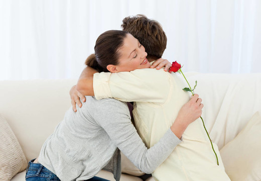 可愛(ài)的女人擁抱他的男友收到花