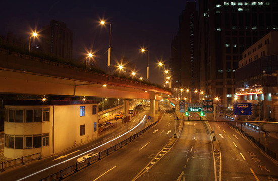 在夜间照明的街道在上海；中国