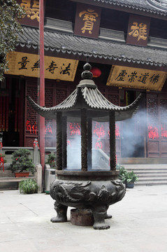香爐在玉佛寺在上海；中國