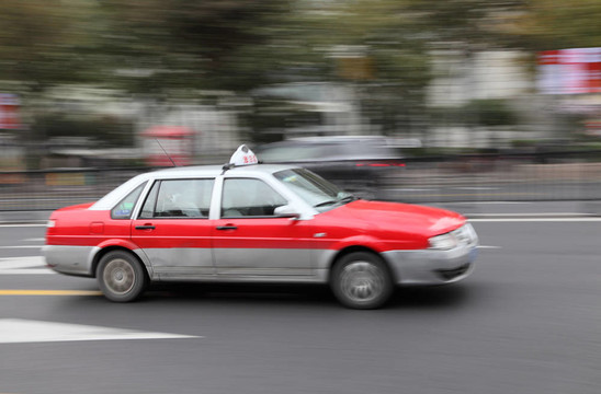 在上海街上的出租車；中國。運(yùn)動(dòng)模糊