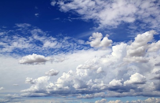 藍(lán)天白云天空戲劇性的形狀