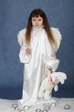小女孩装扮成天使与兔子