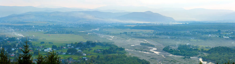 夏日霧晨山村全景