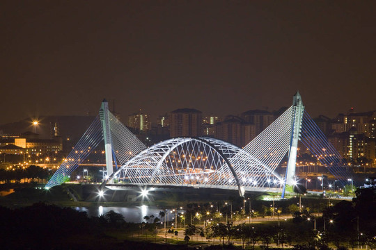 現(xiàn)代橋夜間