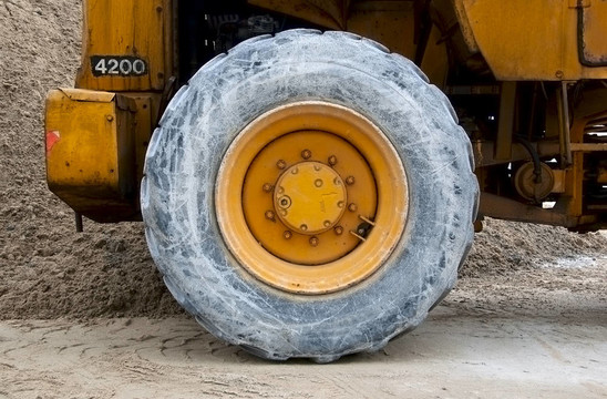 在沙灘上挖掘/拖拉機(jī)車輪