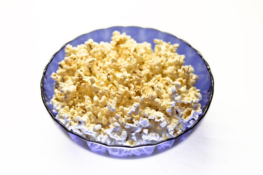 藍(lán)籃子里的爆米花。在白色背景上孤立。