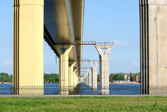 在伏爾加河大橋；俄羅斯