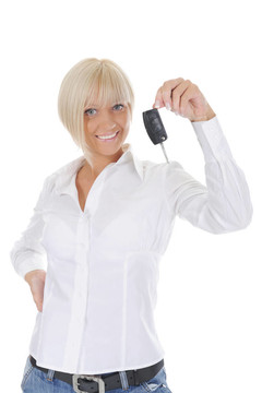 女人拿著車鑰匙