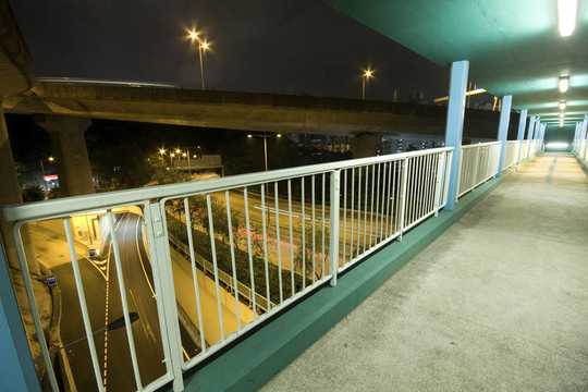 在夜間高速公路交通現(xiàn)代城市人行天橋的觀點；香港