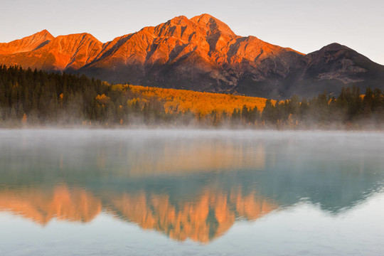 Patricia Lake與金字塔山；加拿大