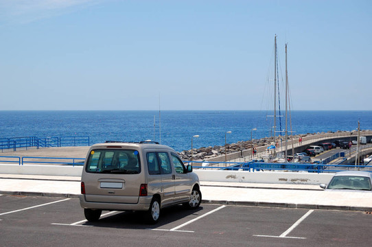 車停在停車場附近的海濱游艇海洋與大西洋期；特內(nèi)里費島；西班牙