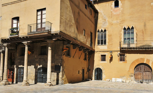 在塔拉戈纳老城区的中世纪建筑；西班牙