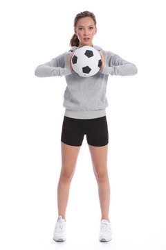 高年級女孩足球運動員與體育球