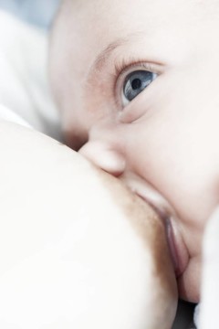 母乳喂養(yǎng)她的嬰兒