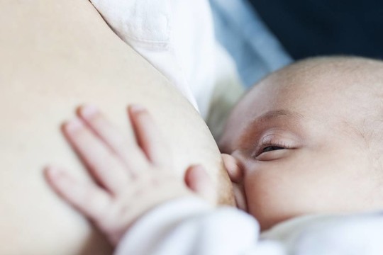 母乳喂養(yǎng)她的嬰兒