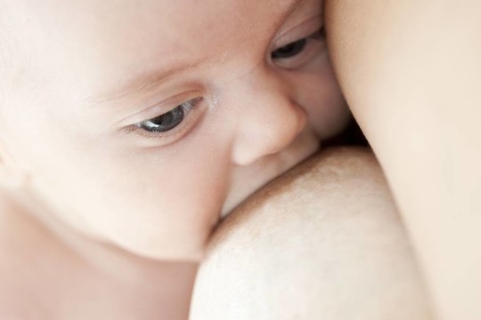 母乳喂養(yǎng)她的嬰兒