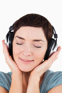 一個高興的女人聽音樂音樂的肖像