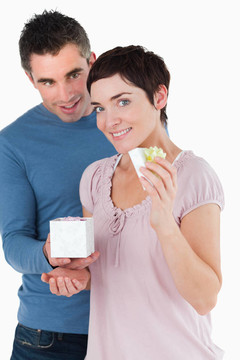 一個(gè)男人用禮物給他的未婚夫驚喜