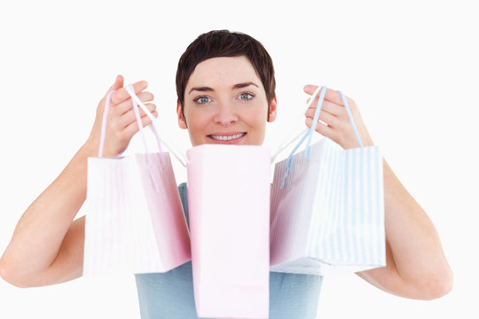 婦女展示她的購(gòu)物袋