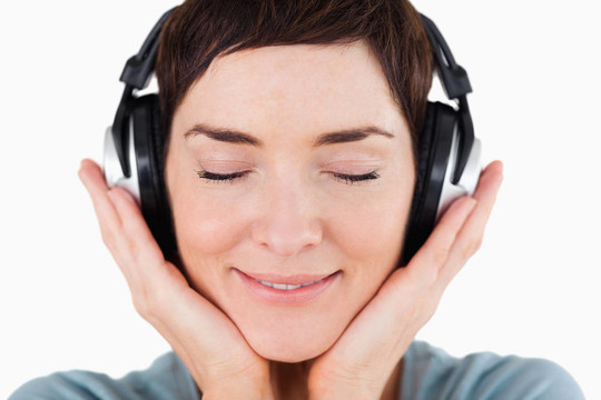 一個高興的女人在聽音樂