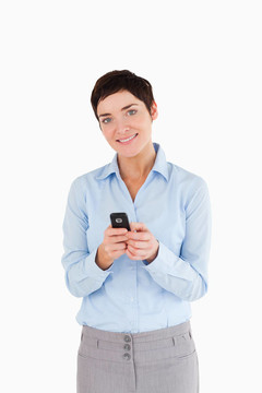 一個(gè)女人發(fā)短信的肖像