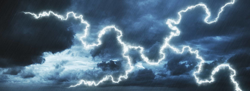 黑暗的暴風雨天空有閃電和雨。全景圖像。