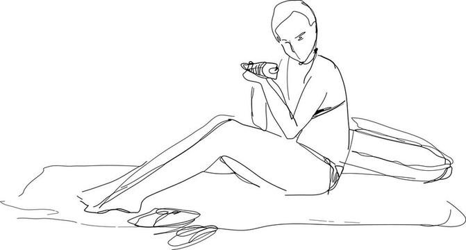 女孩在海灘上坐著吃泳裝