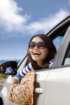 幸福的女人坐在車?yán)?，回頭看