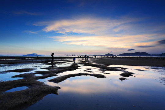 海灘和白泥的海上日落；香港