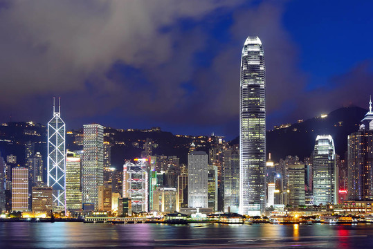 香港的天際線在夜間