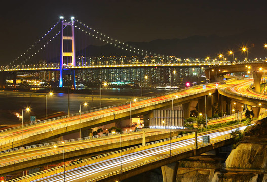 夜間高速公路和橋梁