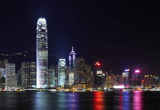 香港的天際線在夜間