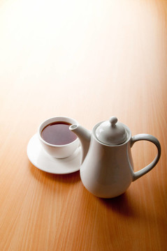 木桌上的茶