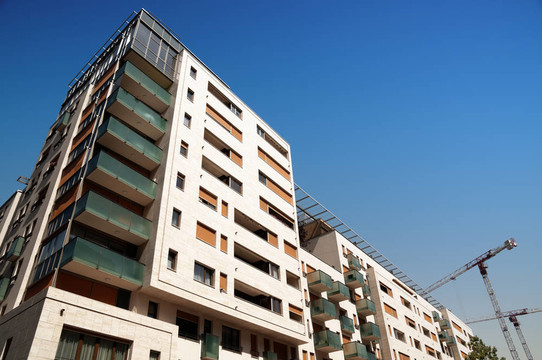 現(xiàn)代公寓建筑與起重機(jī)。
