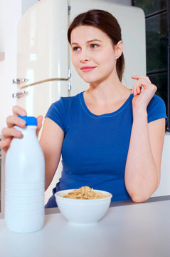 女人吃麥片牛奶