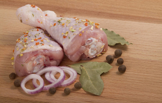生雞肉配香草；洋蔥和胡椒