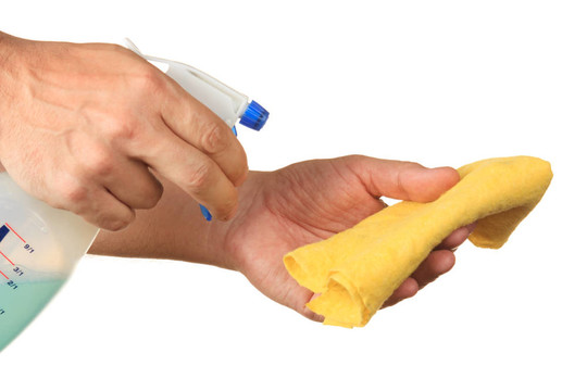 手用噴霧瓶和抹布