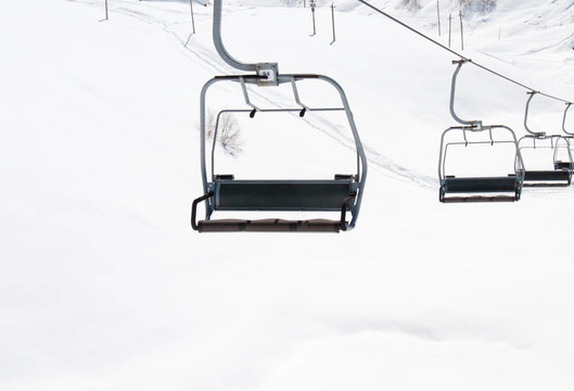 明亮冬日的滑雪升降椅