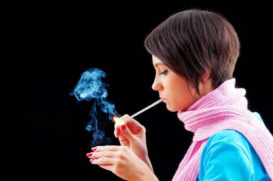 年輕女孩在黑煙