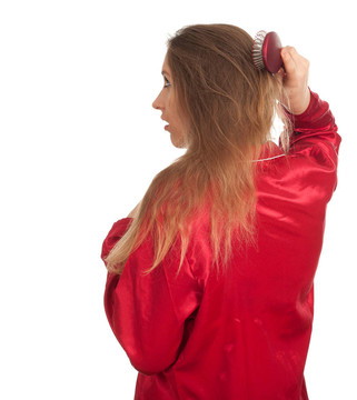 梳著紅色睡衣的女人梳頭發(fā)