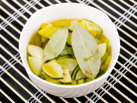 素食南瓜和辣椒湯的碗