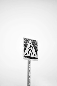 道路標志；人行橫道；灰色