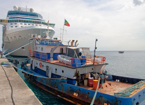 舊的藍色和白色的拖輪Luxury Cruise Ship