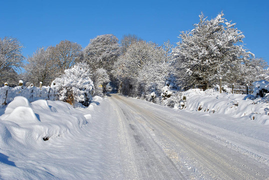 冰雪覆蓋的道路